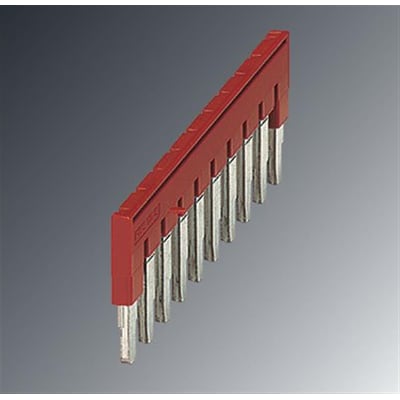 Nærbillede af Phoenix Contact indlægsbro FBS 10-8 i rød, med synlige kobberben og 10 poler på en grå baggrund.