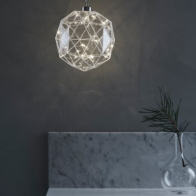 Markslöjd Aspliden pendel i klar glas med indbygget LED lys på en mørk baggrund, Ø15cm.