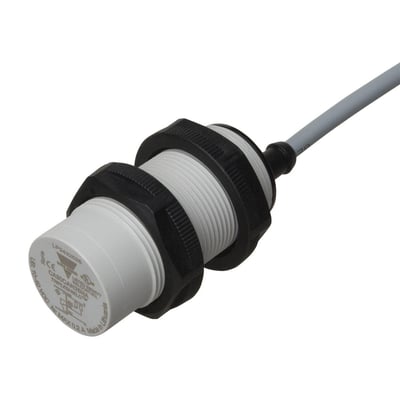 Carlo Gavazzi kapacitiv aftaster M30 med hvidt hus, sorte monteringsmøtrikker og gråt kabel, set skråt forfra.