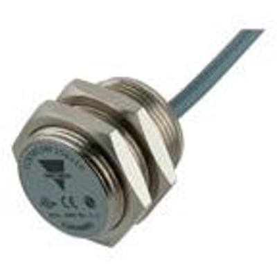 Carlo Gavazzi induktiv aftaster M30 med IO-Link og 15 mm aftastningsafstand, metalhus og kabel, set skråt forfra.