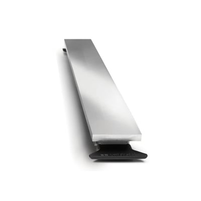Nærbillede af Unidrain HighLine Colour Panel, 800 mm, vist fra en vinkel, der fremhæver den håndpolerede overflade og detaljer på monteringsrammen.