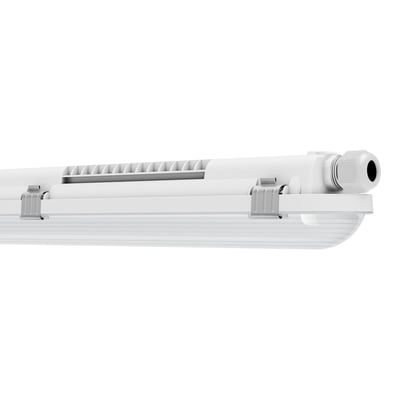 Ledvance Damp Proof Fit fugttæt armatur på 600 mm og 15 W, set skråt med diffuser, clips og kabelindføring.