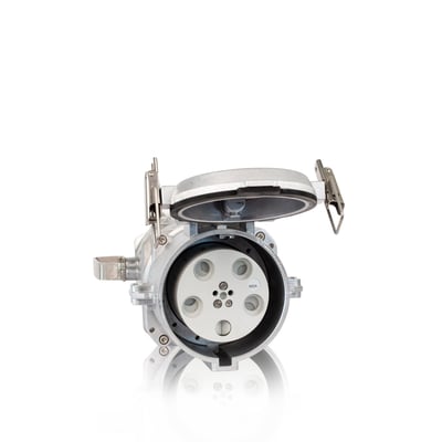 CEE forlænger med 600A, 6h, IP67 og 3P+PE, med åbent beskyttelsesdæksel der viser tilslutningspunkterne.