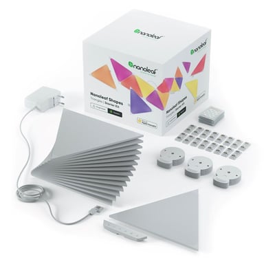 Komplet Nanoleaf Shapes Triangles startpakke med 15 paneler, strømforsyning, monteringsdele og en controller på hvid baggrund.