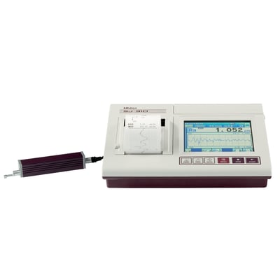 Mitutoyo SJ-310S ruhedsmåler med touchskærm, indbygget printer og separat målepind i mørkegrå med sølvdetaljer.