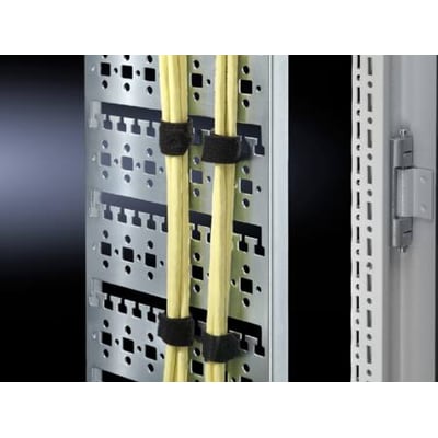 Rittal VX kabeltracé i grå RAL 9005, med integreret multifunktionsperforering til vertikal kabelføring af gule kabler.