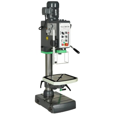HM Machinery SBM-28B bænksøjleboremaskine med kraftig motor, betjeningspanel og justerbart arbejdsbord på mørk base.