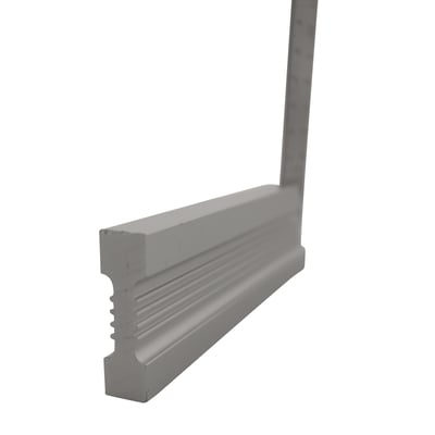 Detalje af Diesella snedkervinklens aluminiumsbase med riller, der giver solidt greb på overflader.