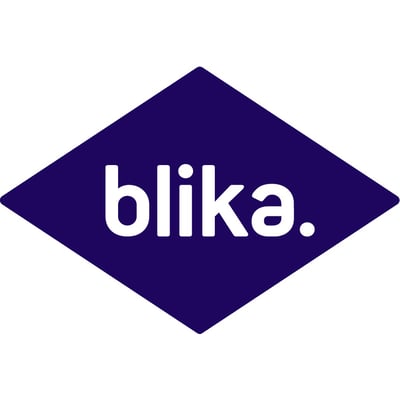 Blika logo i mørkeblå farve på en lysere blå rombeformet baggrund.