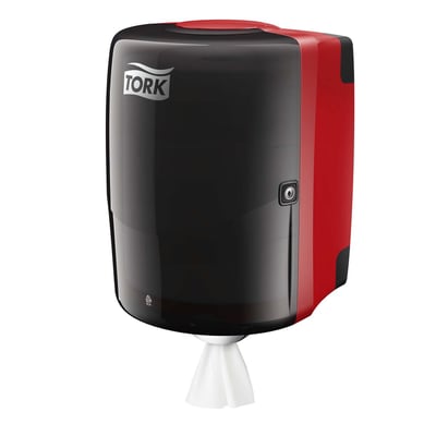 Tork Maxi Centerfeed dispenser i sort og rød med Tork logo, dispenserer hvidt aftørringspapir forneden, på hvid baggrund.