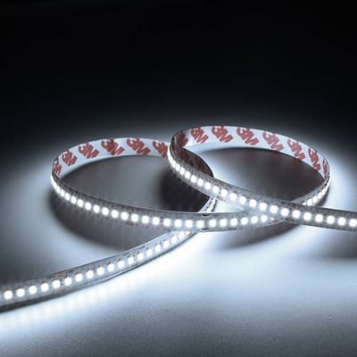 Ansell Lighting E-Cell Eco LED bånd med 3M tape, lyser i koldt hvidt lys på mørk baggrund.