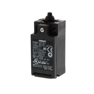 Omron D4N-4131 endestop i sort plast med topstempel og snap-action kontakter, vist på hvid baggrund.