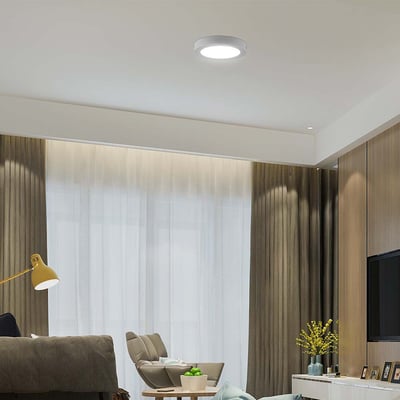 V-TAC 12W solpanel installeret i et moderne stue loft, der skaber en varm og indbydende atmosfære.
