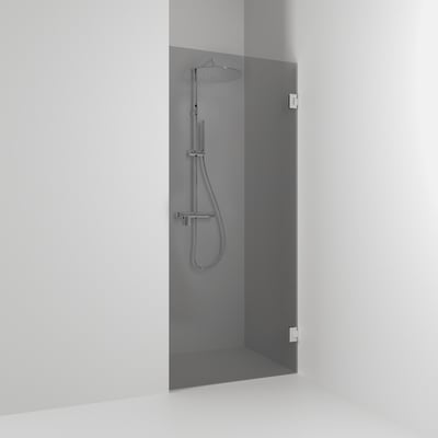 Svedbergs 180° bruseniche på 78,5 x 200 cm med røgfarvet glas og krombeslag monteret i et badeværelse.