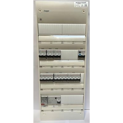 Færdigmonteret gruppetavle Gamma 4R i hvid, vist forfra med tydelige sikringer og komponenter på en lys baggrund.