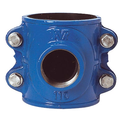 AVK anboringsbøjle type 10/00 i blå duktiljern med 225mm diameter og 1" udtag på hvid baggrund.