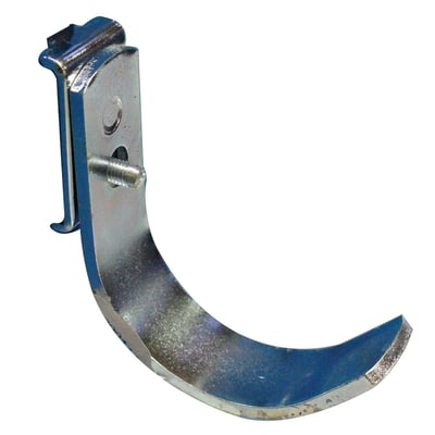 Bøjle 50mm fra Maskinfabrikken Universal i 3x20mm fladstål med enkelt bagplade og skrue på hvid baggrund.