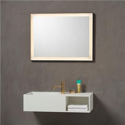 Loevschall Pisa LED spejl 600 x 800 mm med sort aluminiumsramme og varmt 3000 kelvin LED-lys monteret over et hvidt væghængt badeværelsesskab.