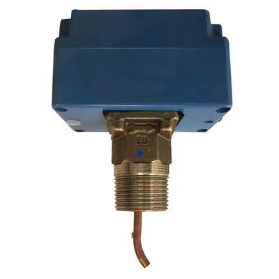 Flow-switch F61SB-9100 til overvågning af væskestrøm med blå kontaktboks, gevindstuds og buet metalføler.