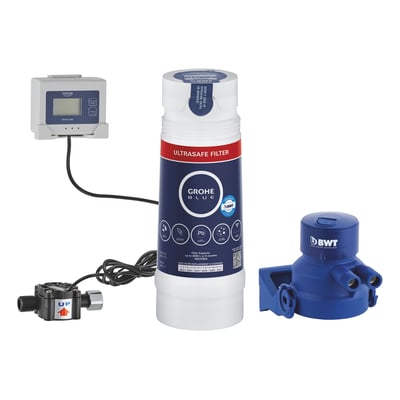 Grohe Blue Ultrasafe forfilter-systemet inkluderer en digital kontrolenhed, et blåt og hvidt filter og en blå ventil koblet sammen.