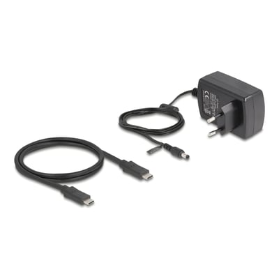 USB-C-kabel og strømforsyning til DeLock-dockingstationen til to SATA-harddiske eller SSD’er.