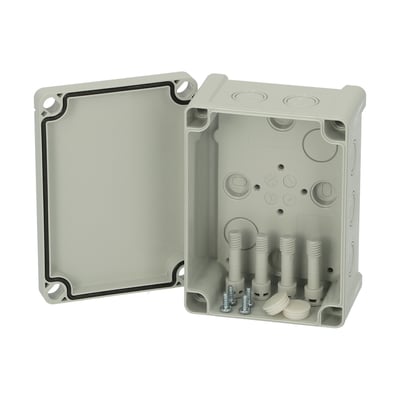 Fibox Tempo TPCM131007 el-kasse, 130 × 95 × 65 mm, med gråt dæksel vist åbent med pakning og kabelindføringer.