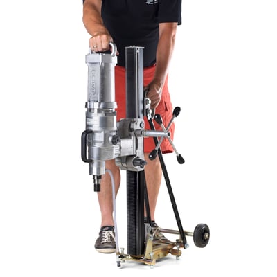 Baier borestander BST420 med kerneboremaskine monteret, klar til brug med 450 mm borekapacitet.