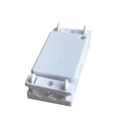 Hvid samleboks med klemrække og aflastning, lukket og klar til montering med CE-mærke synligt.