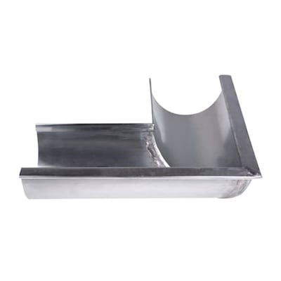 Plastmo 10" x 90° udvendig zink-gering, en vinkel til tagrender, vist på hvid baggrund.