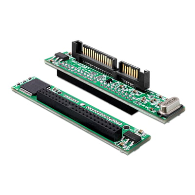 DeLock-adapter til 2,5-tommers IDE-harddisk med 44-pin og 22-pin SATA-stik, vist fra begge sider.