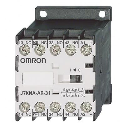 Omron kontaktorrelæ J7KNA-AR-31 med 4 poler (3NO 1NC), 24 VDC og 10A termisk strøm på hvid baggrund.