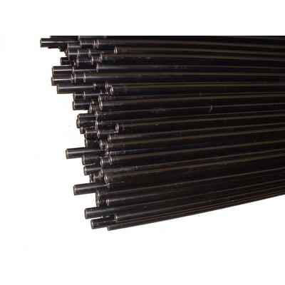 Sort hydraulikrør EN10305-4 E235+N, 20x2,0 mm og 6 meter lange, stående i en bunke.