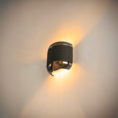 SLV Pantilo Rope væglampe i sølv, med G9-fatning, der lyser op ad en væg.