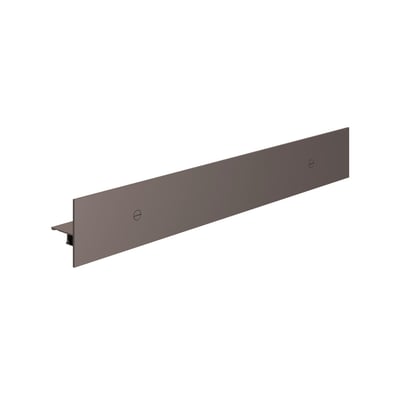 Svedbergs Skoga brusehylde i mocca-farvet aluminium, set skråt forfra med den lange, flade hyldeprofil.