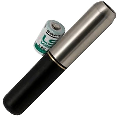 Leica Ezisonde PL18-33 transmitter sonde vist sammen med et 3.6V batteri, der viser sonde og strømkilde klar til brug.