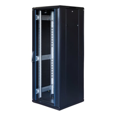 Toten G6 gulvskab i sort, 32U, 600x600, åbent front med 19" monteringsskinner synlige, med glasdør til venstre.