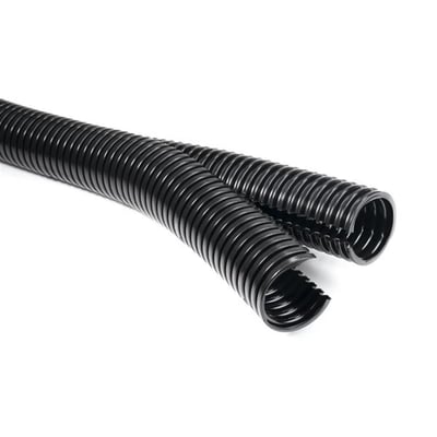 To stykker HellermannTyton sort PA6 korrugeret beskyttelsesslange, Ø34,5 mm, ligger side om side på hvid baggrund.