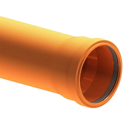 Uponor PP-kloakrør på 110 mm og 2000 mm med orange overflade, muffe og synlig mørk tætningsring.