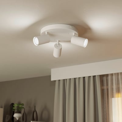 EGLO Telimbela-Z spotlampe i hvid monteret i loft, lyser varmt ned på et rum med gardiner.