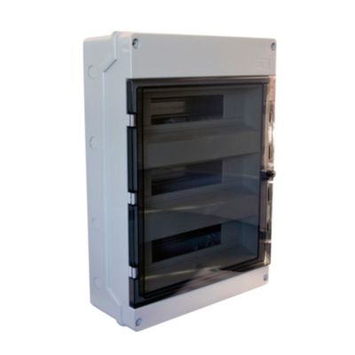 Robust gruppetavle i tekno-polymer, IP65-klassificeret og 48 moduler, med mørkegrå låge.