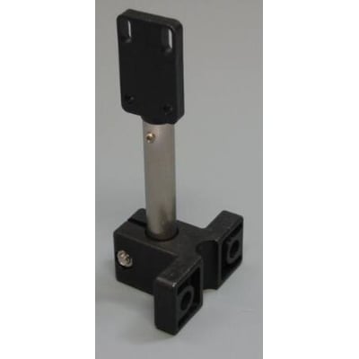 Omron sensormonteringsbeslag E39-L150 med 100 mm stolpehøjde, fremstillet i sort plast og metal, vist på grå baggrund.