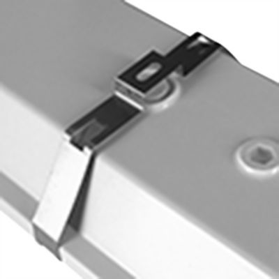 Monteringsbeslag Pas 1 vist i nærbillede, viser en metalclips fastgjort til et gråt plasthus.