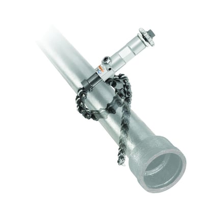 Nærbillede af Ridgid kæderørklipper 238-P monteret på et gråt støbejernsrør, med fokus på skæreleddet og kæden.