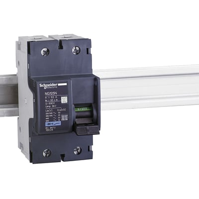Schneider Electric NG125N 2-polet maksimalafbryder med 32A og C-karakteristik monteret på en DIN-skinne.