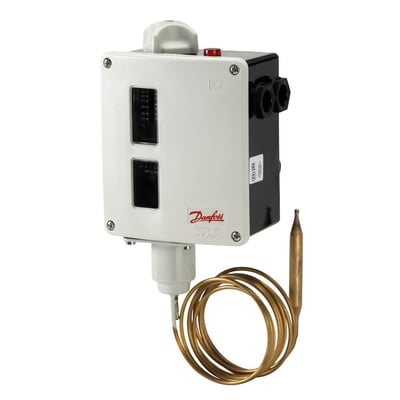 Danfoss RT120 termostat med fremvisning af temperaturskala og differentiel justering, samt CE-mærkning.