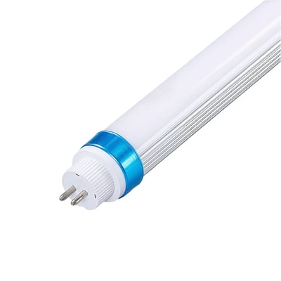 LEDlife T5-51.7 LED-rør på 7,5 W set skråt fra enden med de to metalben og den hvide rørkrop.