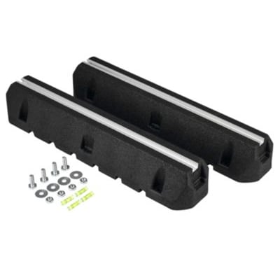 To sorte Core montageblokke med aluminiumsprofil og medfølgende monteringsdele, fremstillet af genanvendt gummi.