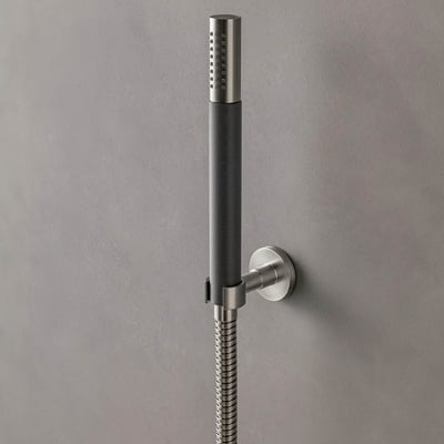 Vola T8 holder til lav montage i matsort 27 med børstet stål finish, monteret på en grå væg.