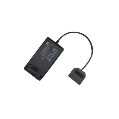 A LED dæmpbar LED driver på 12W med 12Vdc output, vist med sort kabel og tilslutningsstik.