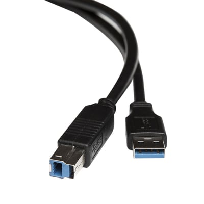 Sort USB 3.0 kabel med A/han og B/han konnektorer på hvid baggrund, 1,5 meter langt LSZH kabel.